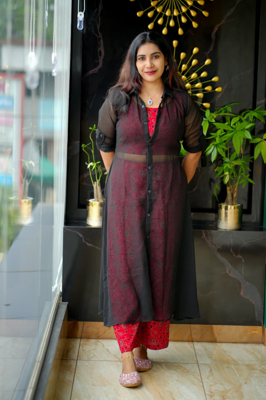 Elegant Mesh-Style Long Shirt with Printed Inner